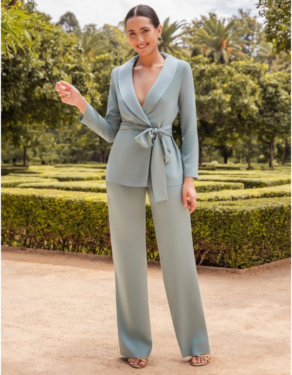 Traje de invitada con lazada y escote en pico verde apagado