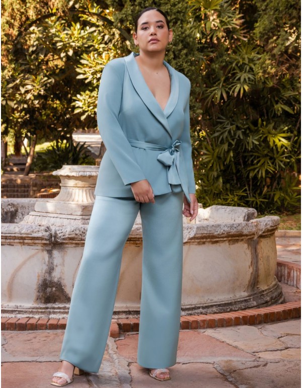 Traje de invitada con lazada y escote en pico verde apagado 2