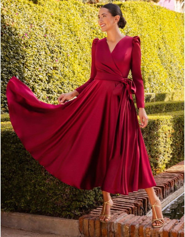 Vestido midi de invitada color vino con escote en pico y lazada