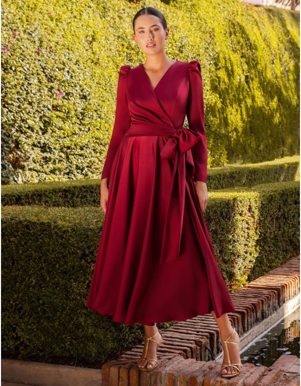Vestido midi de invitada color vino con escote en pico y lazada 2
