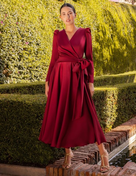 Vestido midi de invitada color vino con escote en pico y lazada