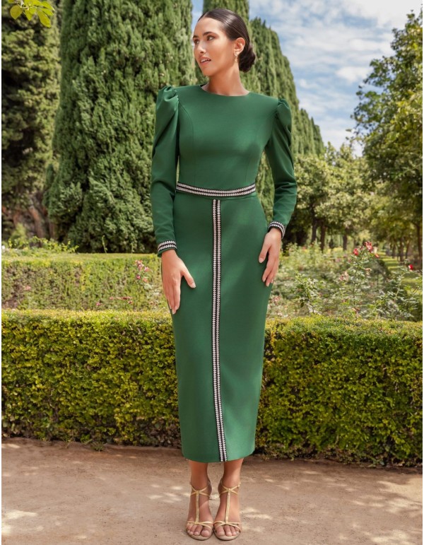 Conjunto de top y falda para invitada verde con detalles de pasamanería