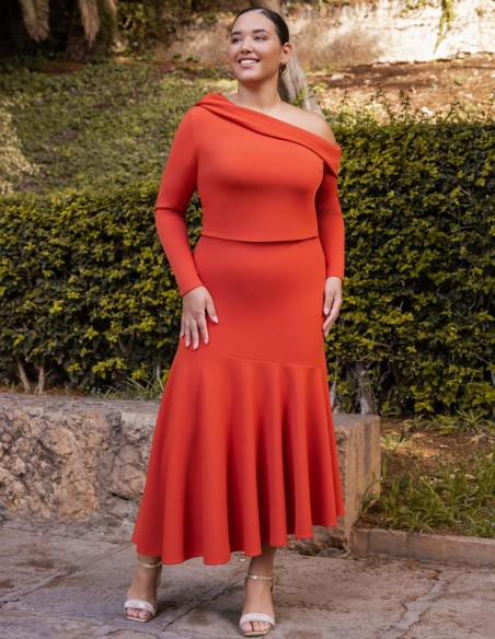 Tenue d'invité avec jupe midi et encolure asymétrique