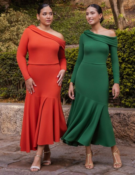 Conjunto de invitada color teja con falda midi y escote asimétrico