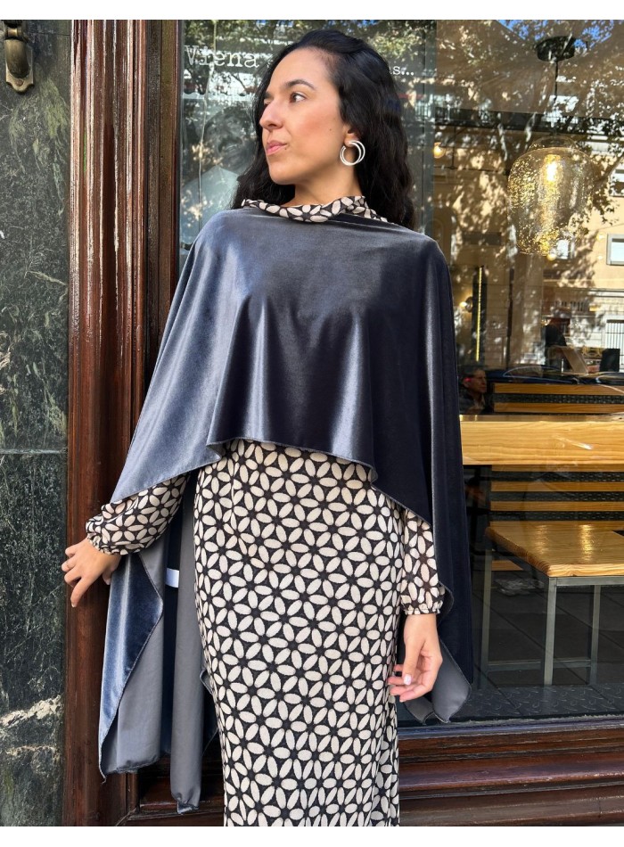 Cape courte en velours gris pour invités
