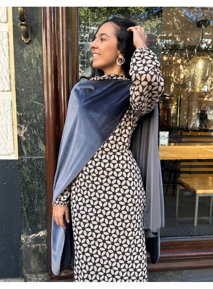 Capa corta de terciopelo gris para invitada