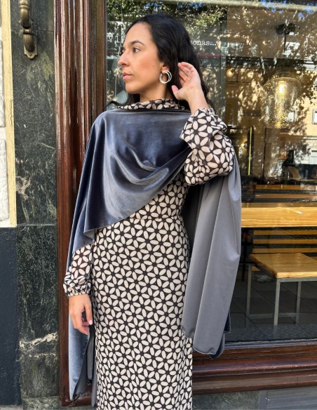 Cape courte en velours gris pour invités