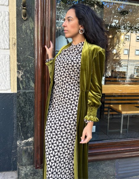Kimono de terciopelo en color oliva para invitada