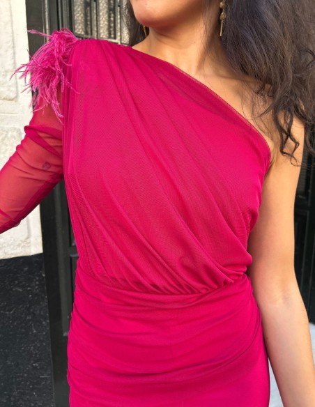 Vestido de fiesta midi drapeado con una manga y detalle de plumas buganvilla