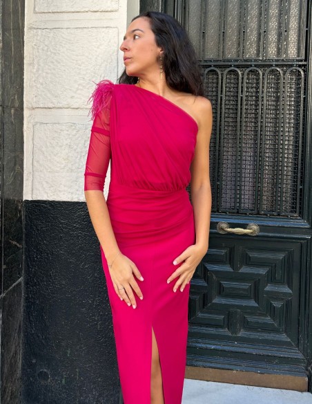 Vestido de fiesta midi drapeado con una manga y detalle de plumas
