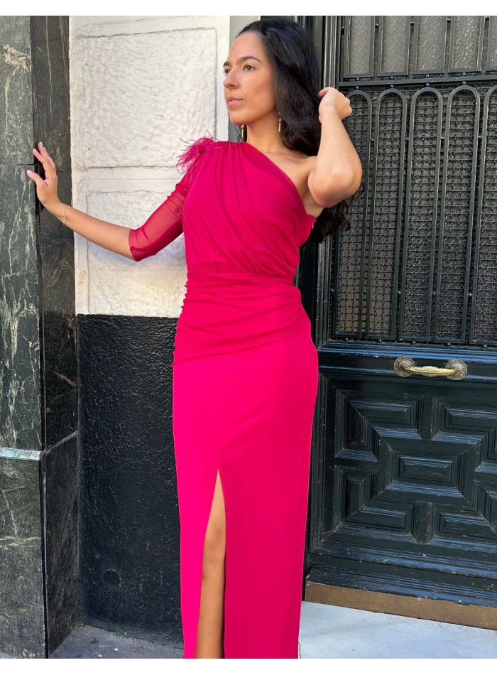 Vestido de fiesta midi drapeado con una manga y detalle de plumas para boda