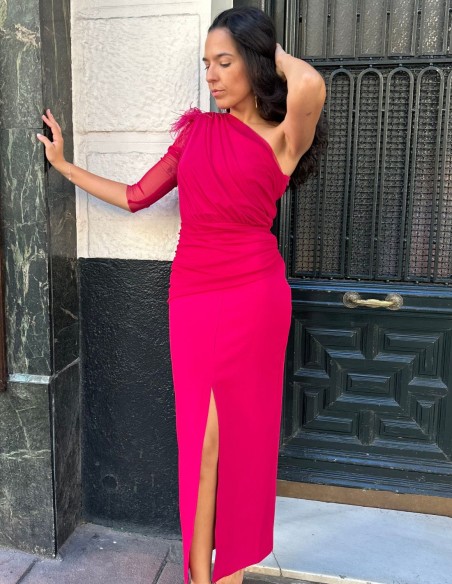 Robe de soirée midi drapée avec une manche et des détails en plumes
