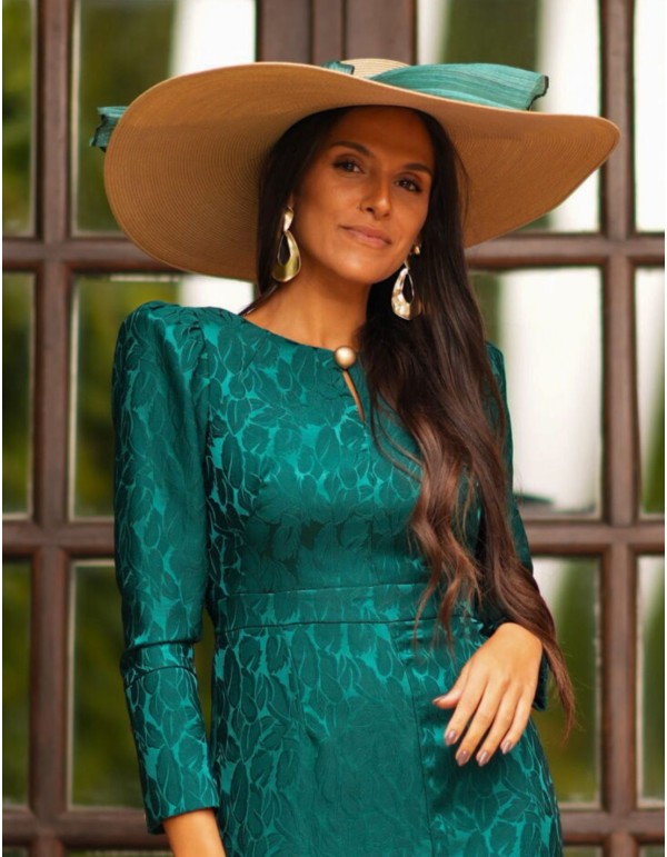 Pamela de invitada beige con nudo verde botella