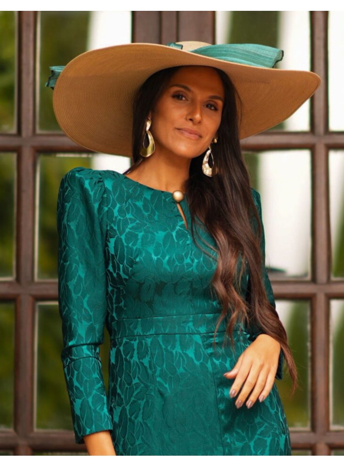 Pamela de invitada beige con nudo verde botella