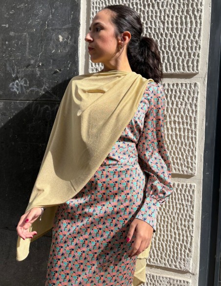 Capa de fiesta corta dorada con brillo para invitada