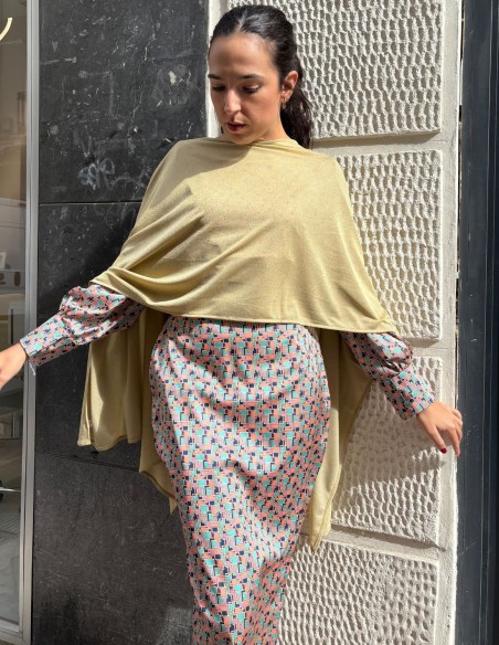 Capa de fiesta corta dorada con brillo