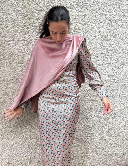 Capa corta de invitada en terciopelo color rosa con aberturas