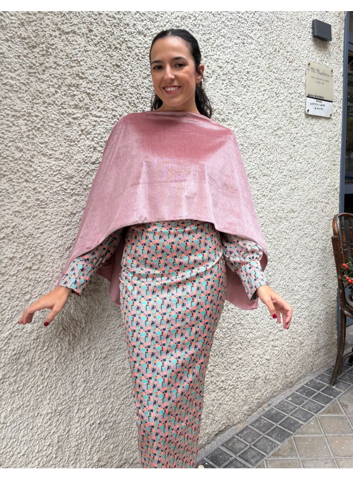 Capa corta de invitada en terciopelo color rosa...