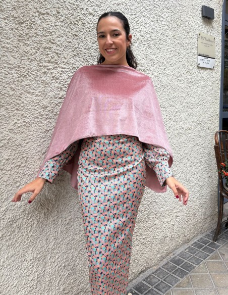 Cape courte d'invité en velours rose avec ouvertures