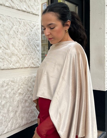 Short cape for guest with gold colored slits