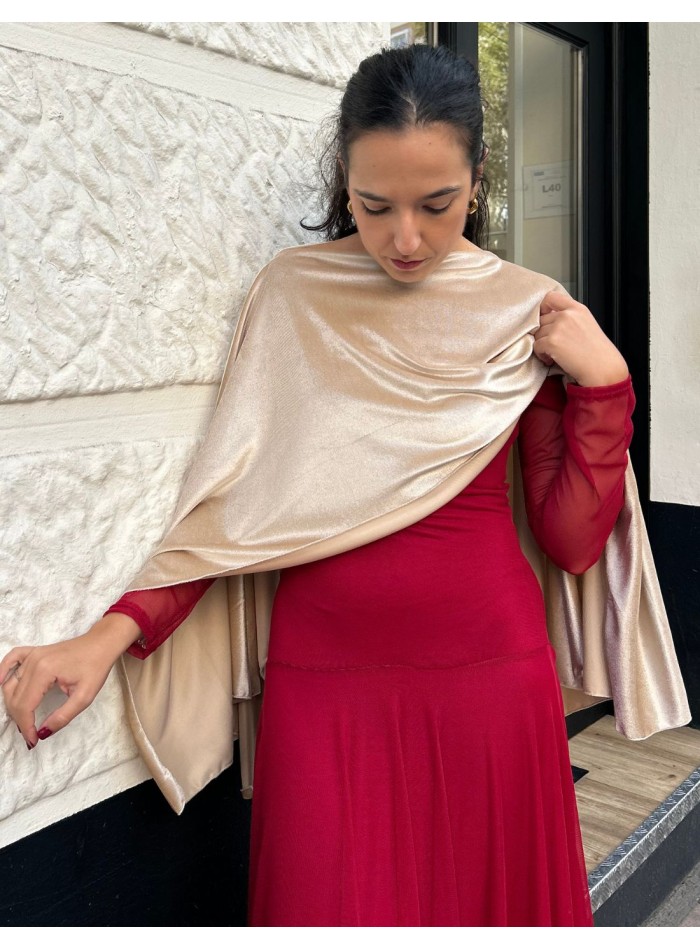 Short cape for guest with gold colored slits