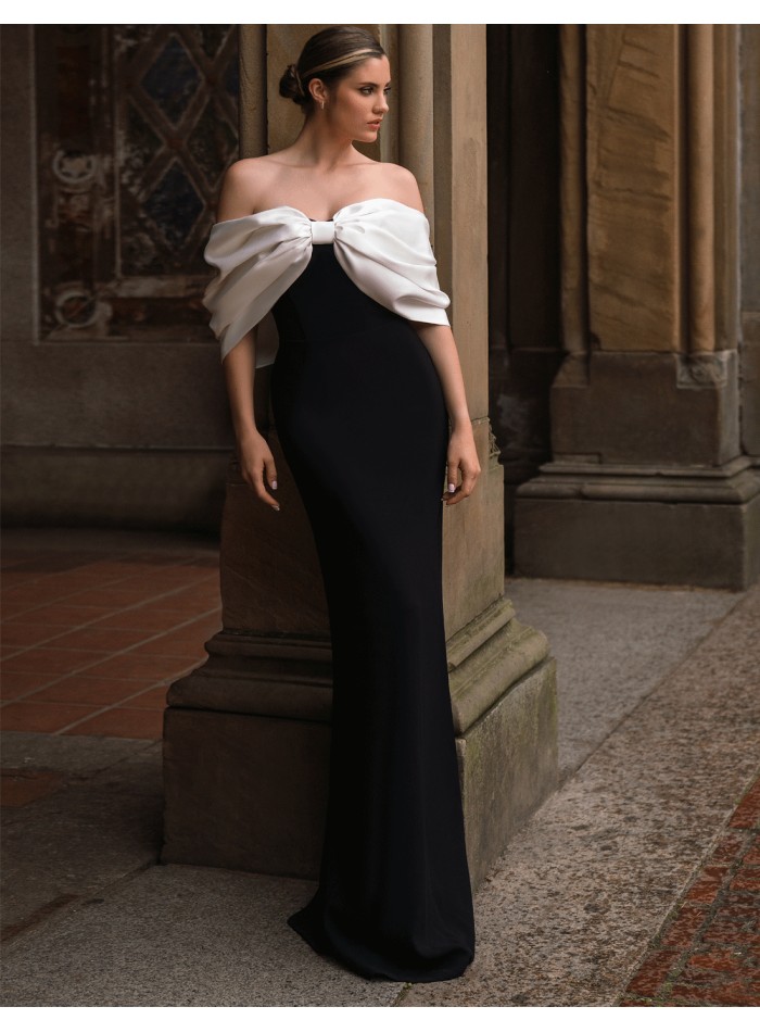 Longue robe noire avec encolure sans bretelles...