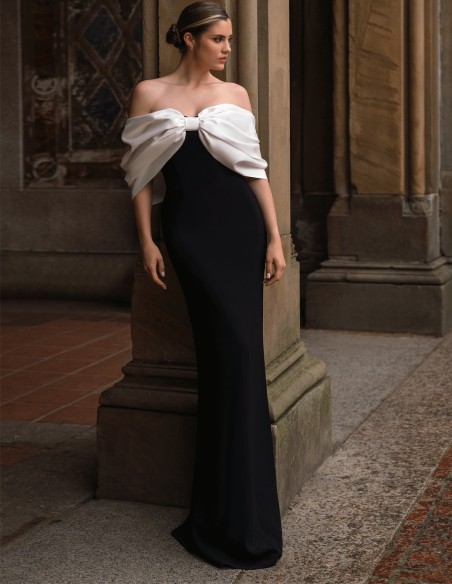 Long black dress with strapless neckline and bicolor bow