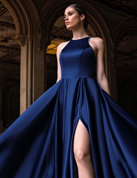 Robe de soirée longue avec encolure dos nu et ornements en strass