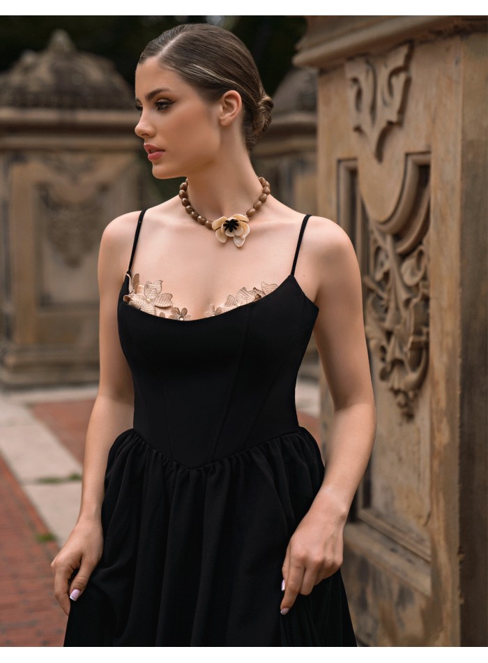 Robe de soirée longue avec encolure fleurie et...