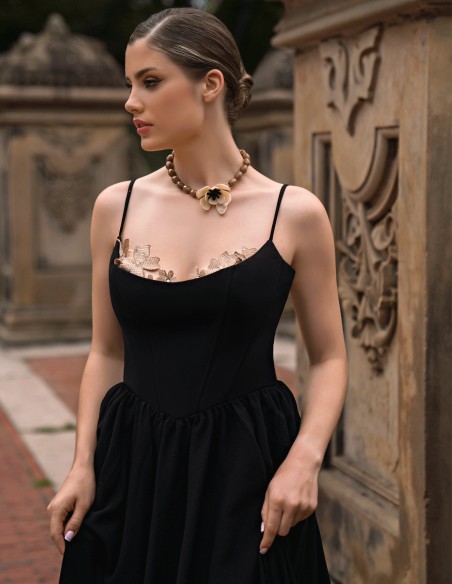 Vestido de fiesta largo con escote floral y cuerpo efecto corset para eventos especiales