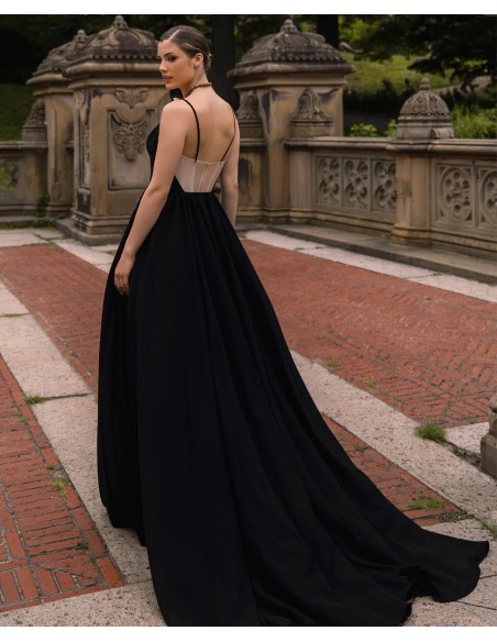 Robe de soirée longue avec encolure fleurie et corsage à effet corset