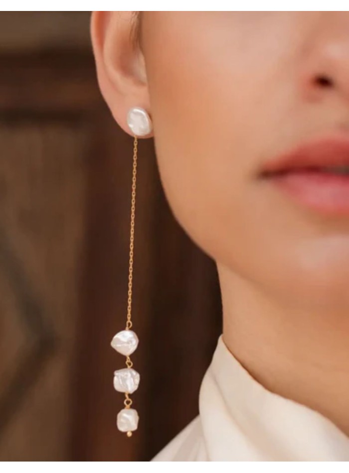 Earrings with fine chain and irregular pearls