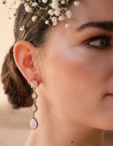 Boucles d'oreilles en forme de goutte avec des pierres facettées et des zircons