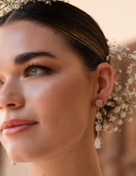 Boucles d'oreilles en forme de goutte avec des pierres facettées et des zircons