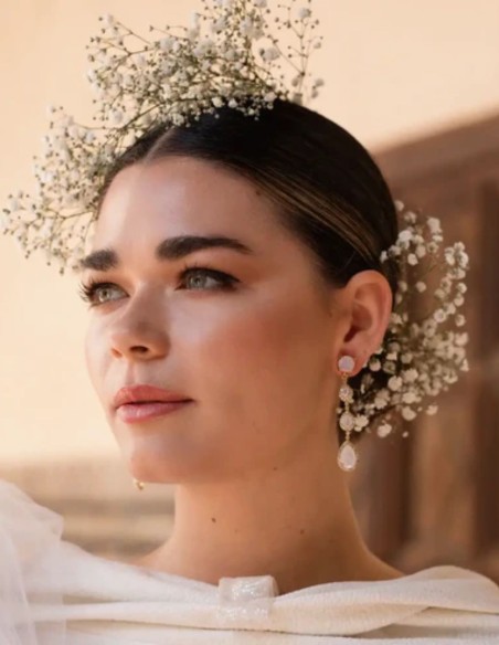 Boucles d'oreilles en forme de goutte avec des pierres facettées et des zircons