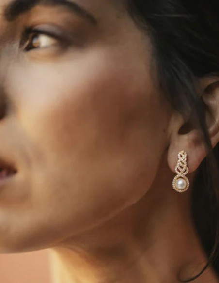 Boucles d'oreilles avec zircons entrelacés et perle centrale