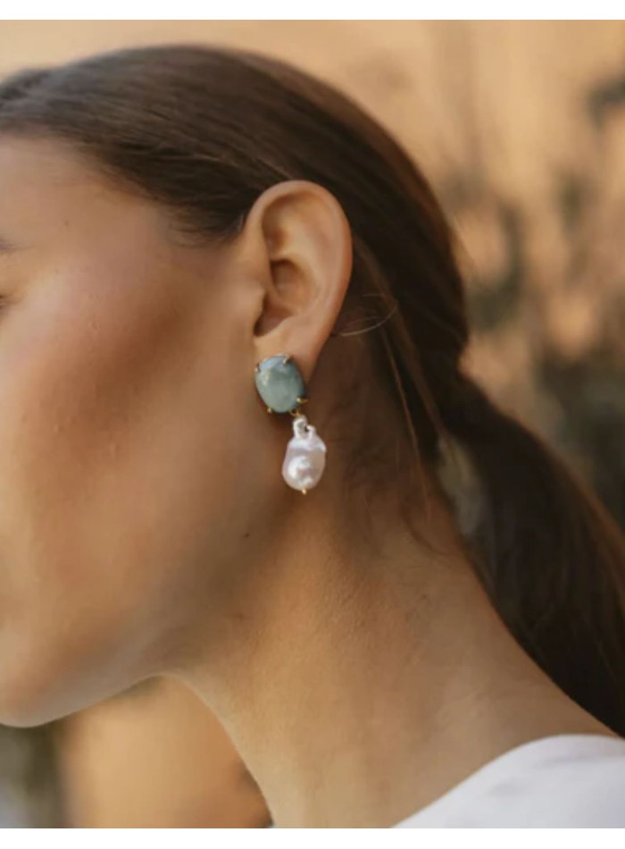 Pendientes con piedra azul turquesa rematados...