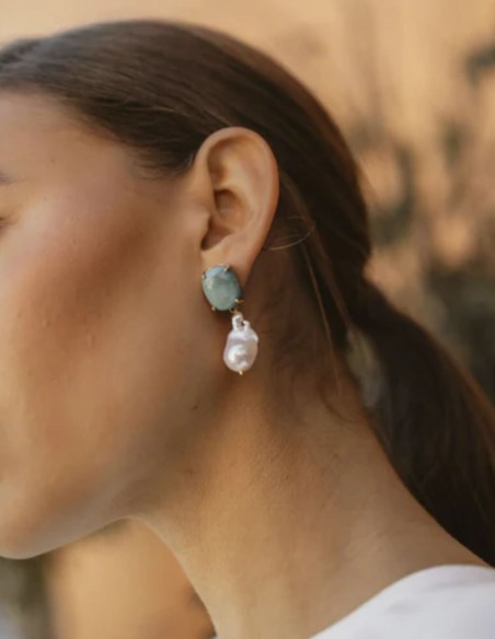 Pendientes con piedra azul turquesa rematados con perla