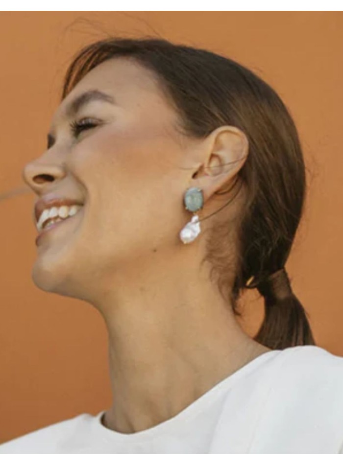 Pendientes con piedra azul turquesa rematados...