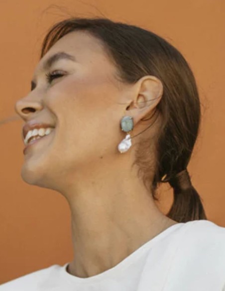 Pendientes con piedra azul turquesa rematados con perla