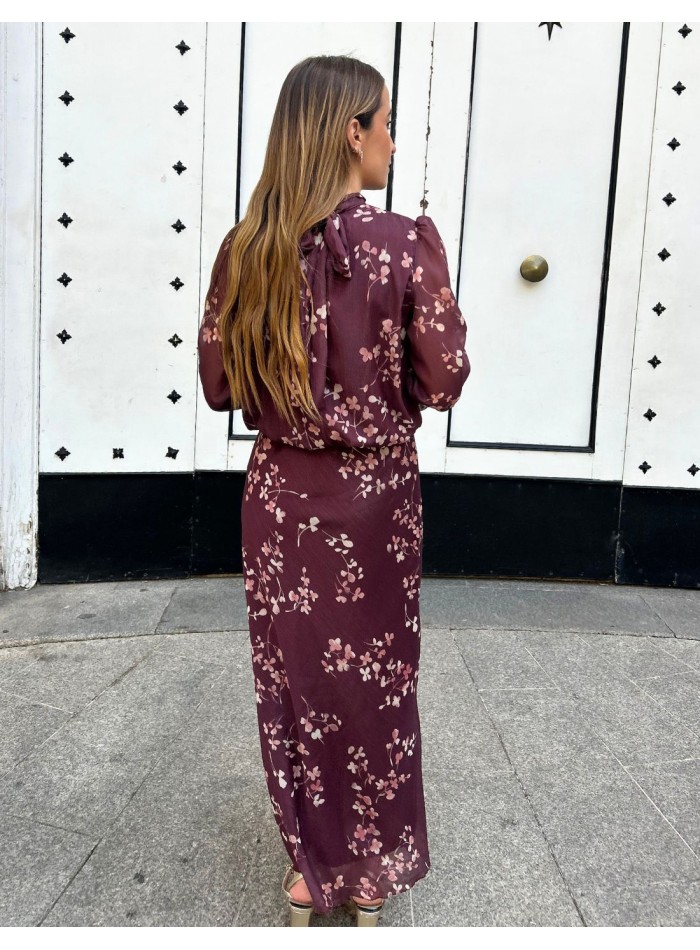 Conjunto para invitada con estampado marrón y tejido de brillo para boda