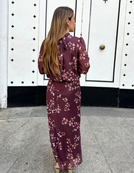 Conjunto para invitada con estampado marrón y tejido de brillo para boda