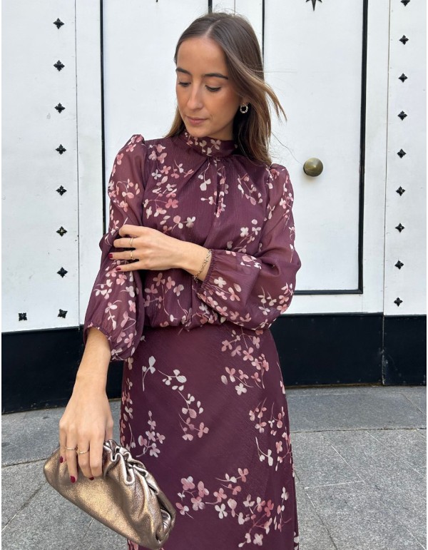 Conjunto para invitada con estampado marrón y tejido de brillo