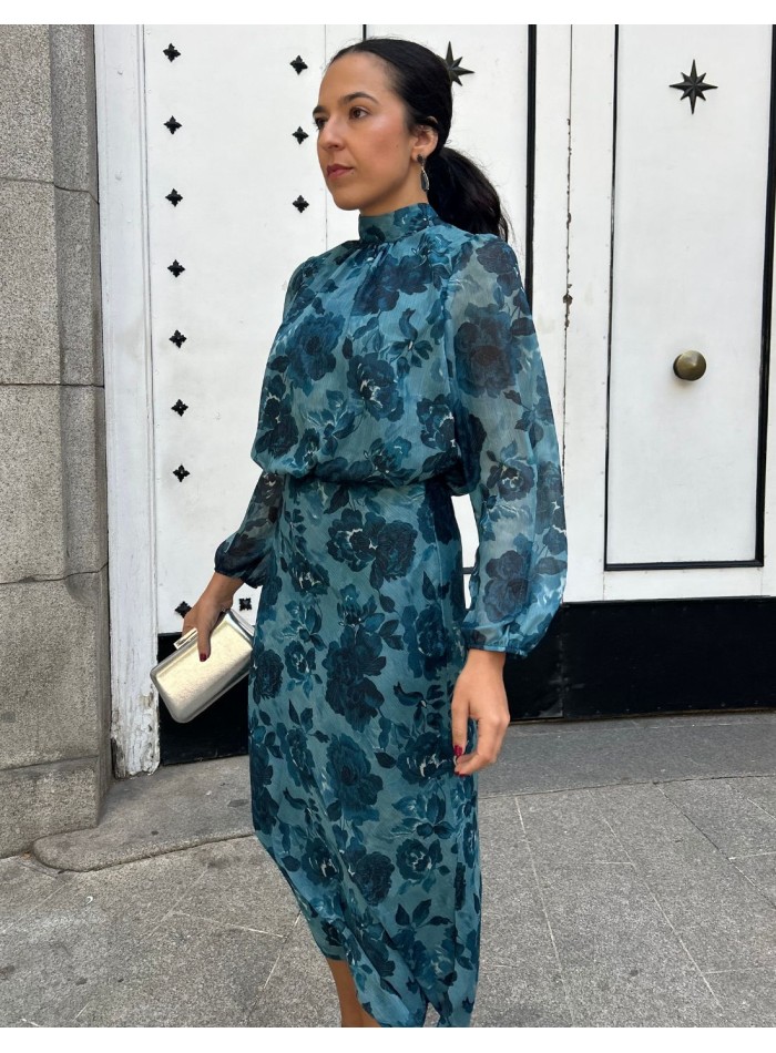 Conjunto para invitada con estampado azul y tejido de brillo