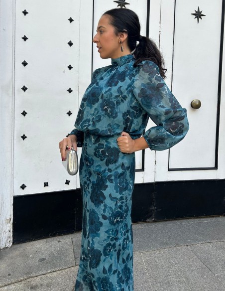 Conjunto para invitada con estampado azul y tejido de brillo
