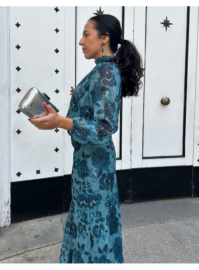 Conjunto para invitada con estampado azul y tejido de brillo