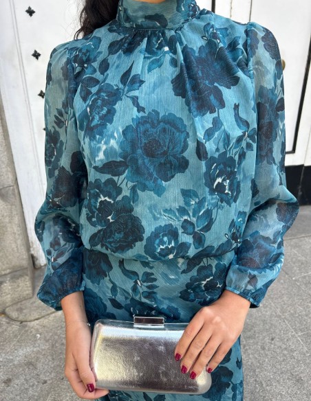 Parure d'invité avec imprimé bleu et tissu pailleté