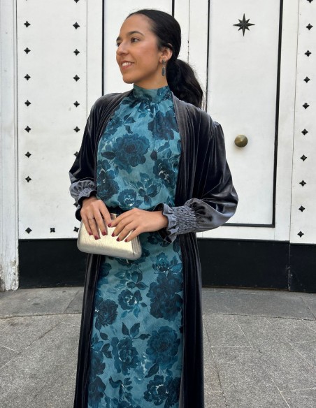 Conjunto para invitada con estampado azul y tejido de brillo