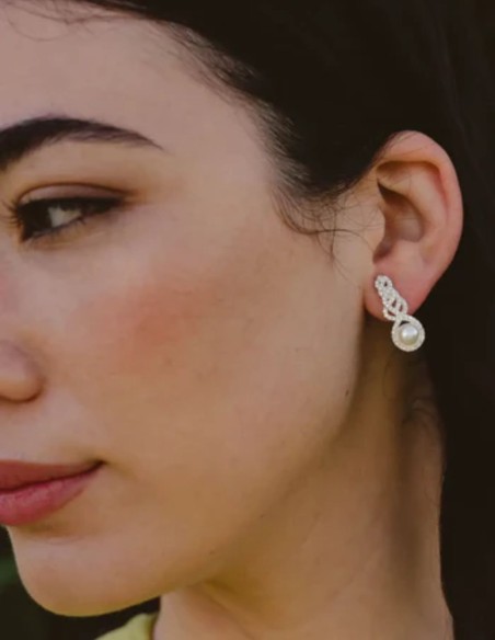 Boucles d'oreilles en argent avec zircon entrelacé et perle centrale
