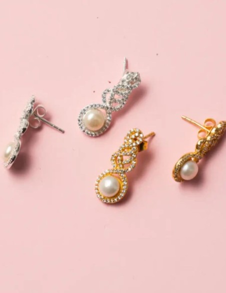 Pendientes en plata con circonitas entrelazadas y perla central